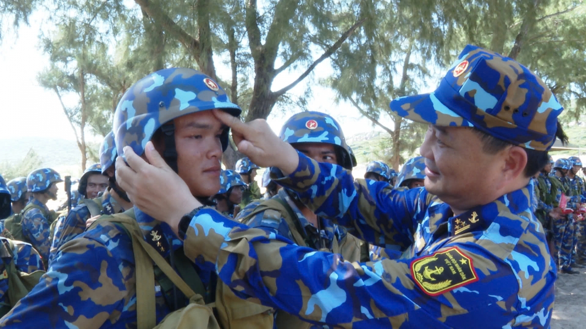 Thượng tá Bùi Xuân Bình, Bí thư Đảng ủy, Chính ủy Vùng 4 Hải quân kiểm tra, động viên cán bộ, chiến sĩ đang thực hiện nhiệm vụ huấn luyện dã ngoại