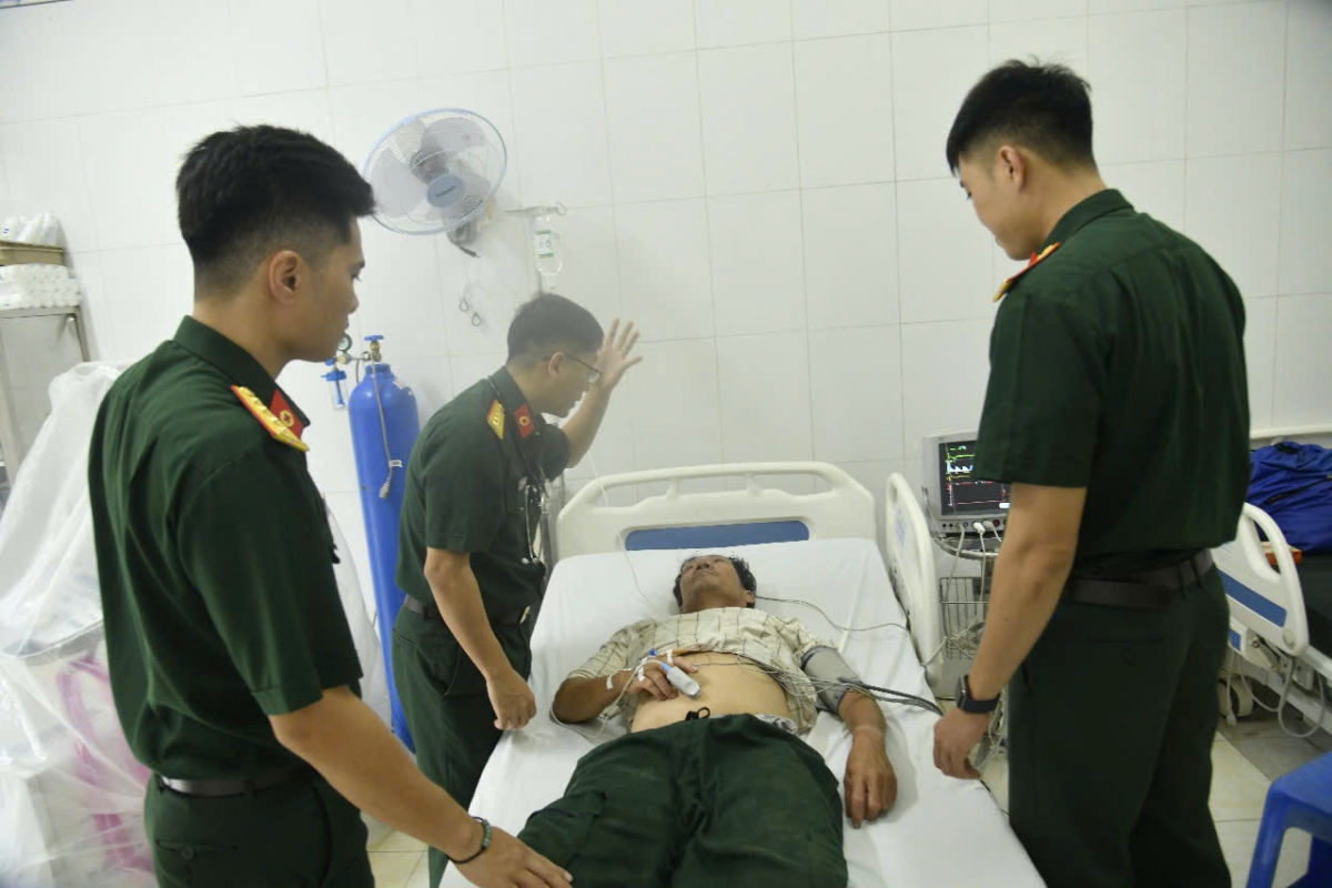 Quân y Đảo Nam Yết khám cho ngư dân