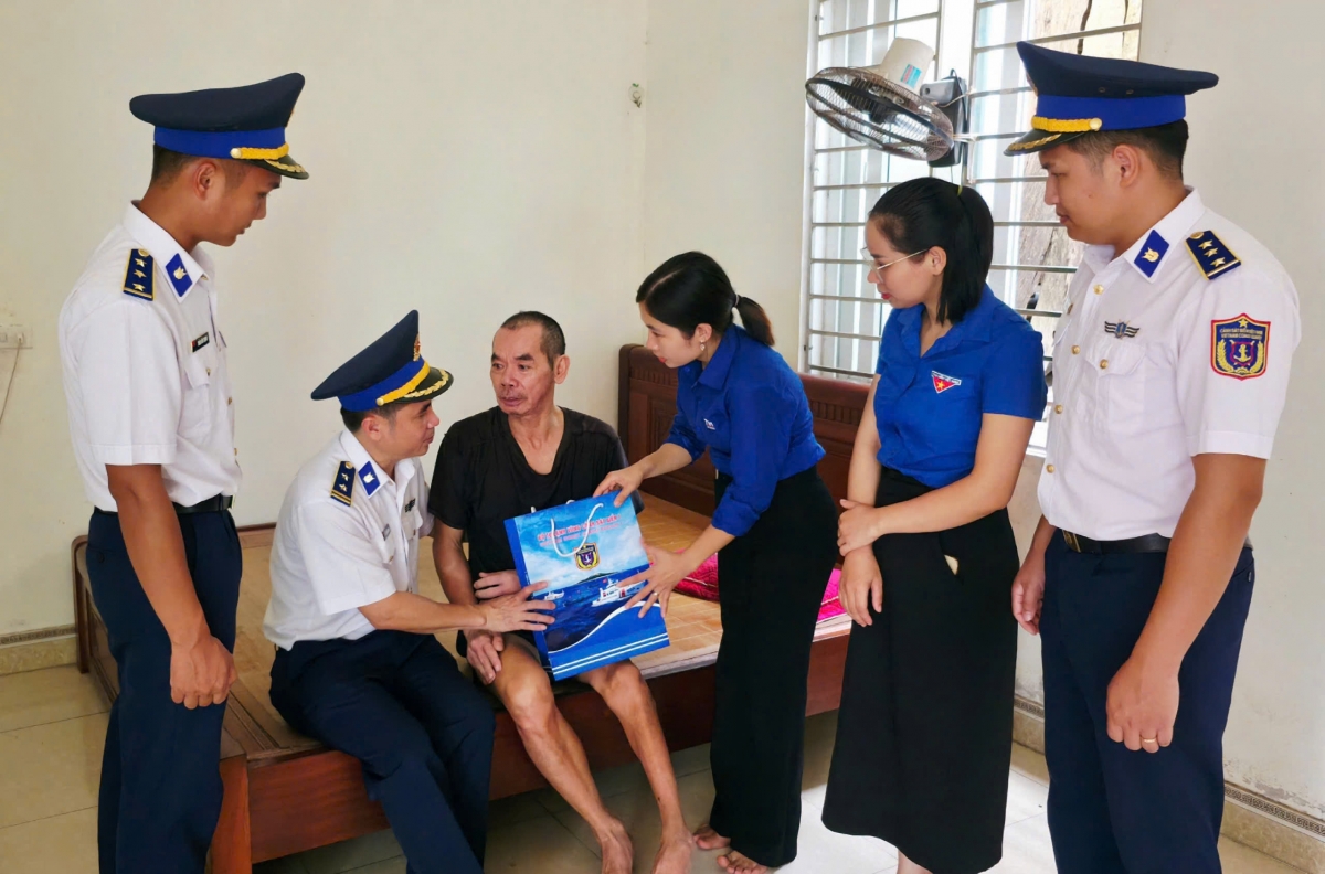 Hải đội 102 cùng Đoàn xã Đan Hải tặng quà gia đình chính sách trên địa bàn xã Đan Hải.