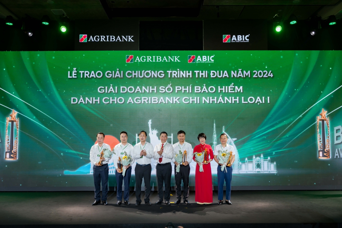 Lãnh đạo Agribank và Bảo hiểm Agribank trao giải thưởng cho các đơn vị