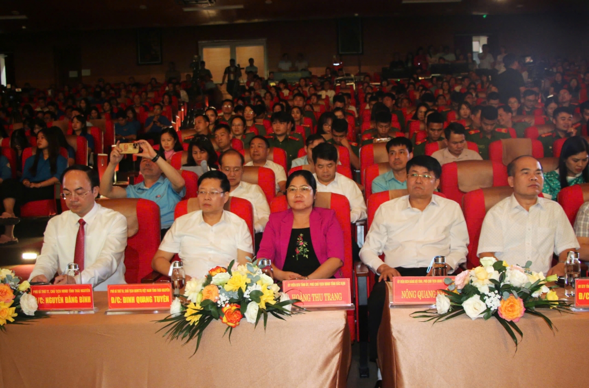 Đông đảo cán bộ, lãnh đạo và người dân tham dự chương trình