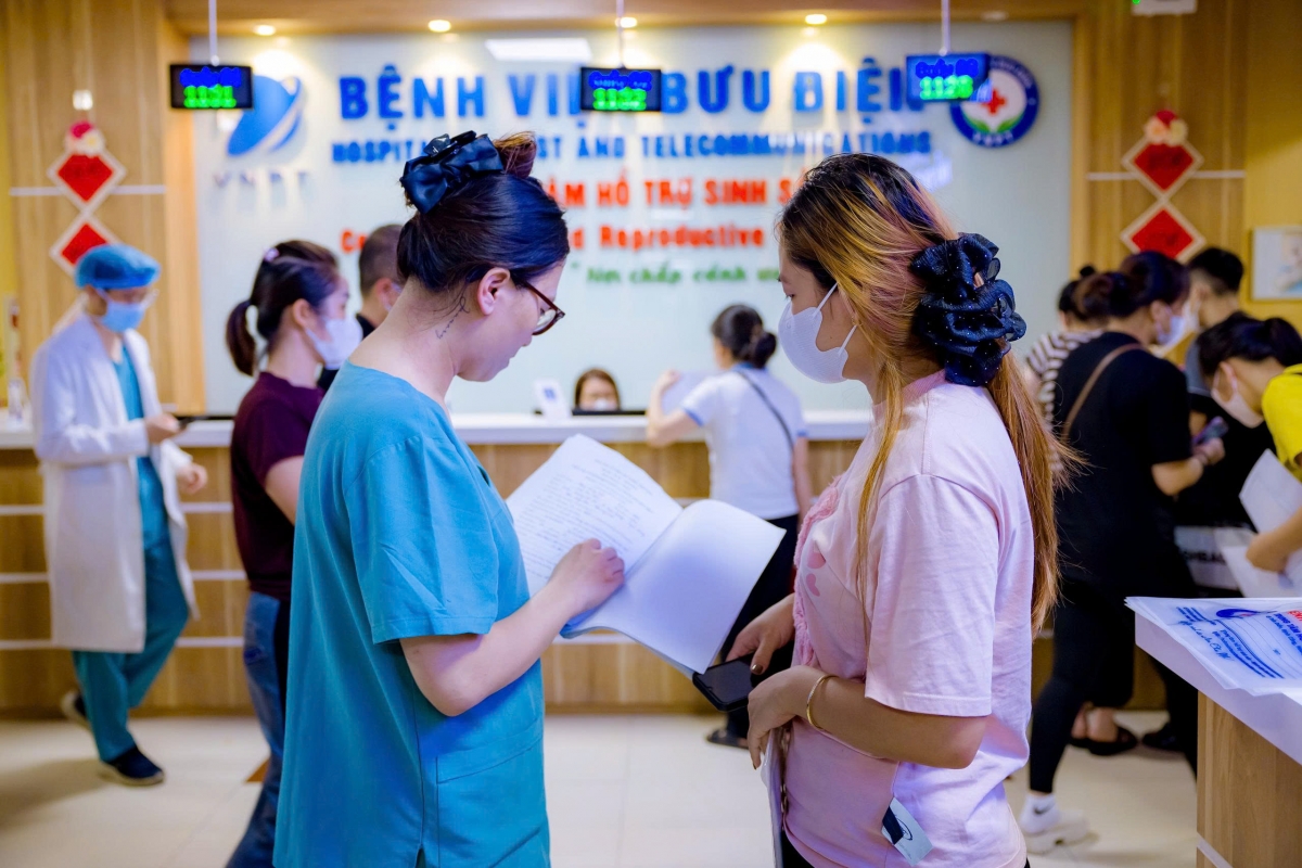 Nhân viên y tế hướng dẫn người bệnh làm thủ tục tại Trung tâm Hỗ trợ sinh sản, BV Bưu điện