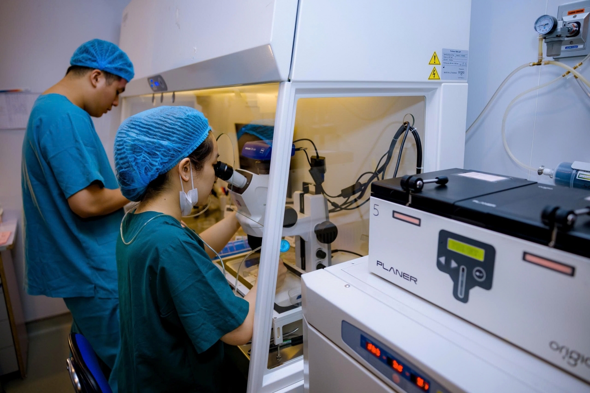 Nhân viên y tế thực hiện xét nghiệm cho người bệnh tại Bv Bưu điện