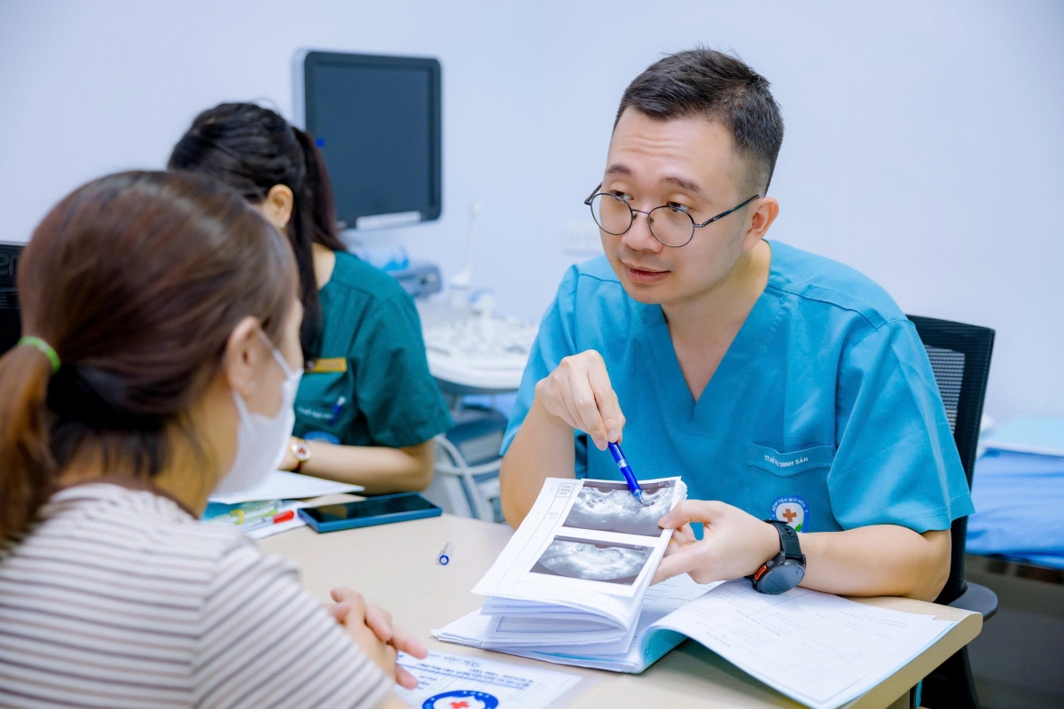 Bác sỹ tận tình thăm khám, tư vấn cho người bệnh