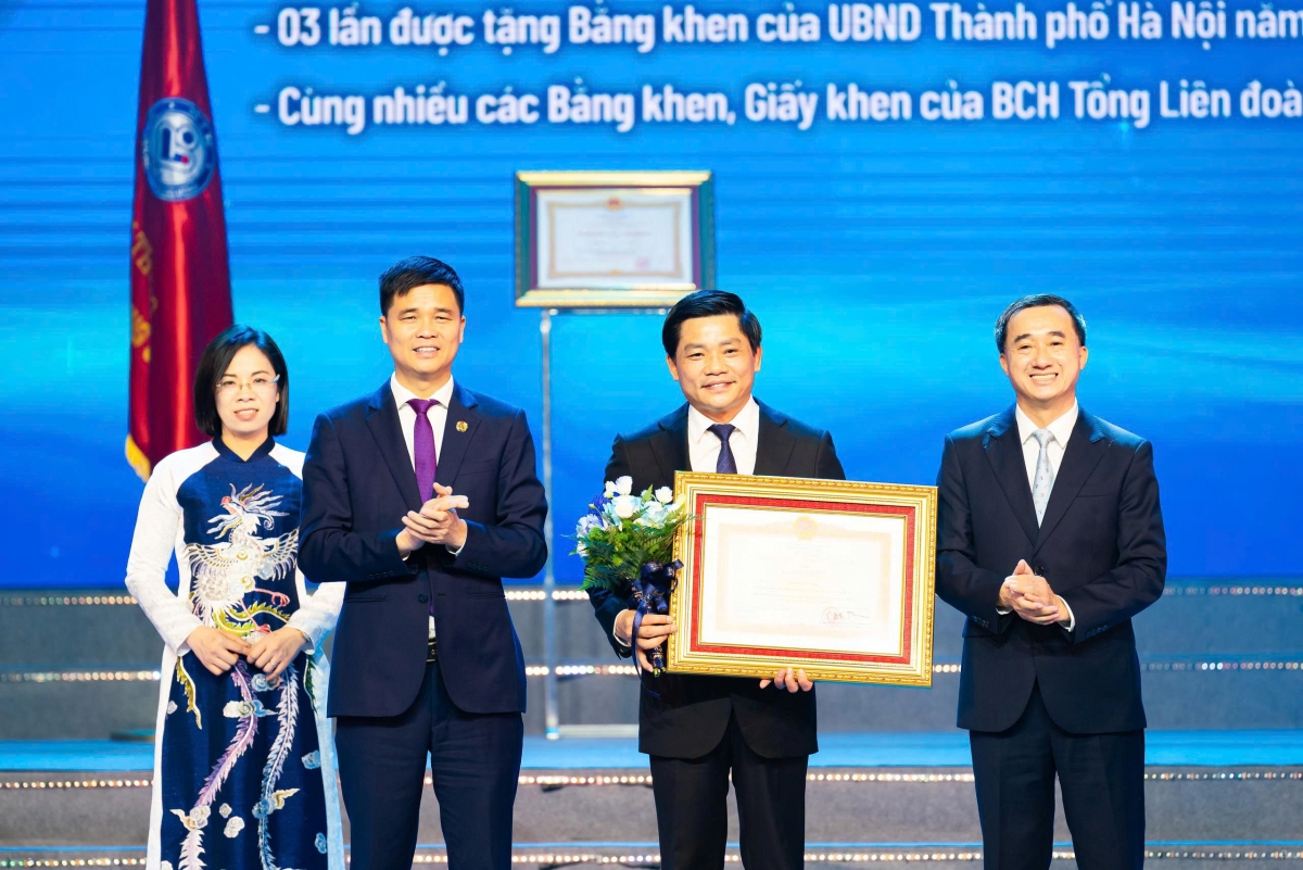 GS.TS.TTND Nguyễn Duy Ánh (đứng thứ ba từ trái sang) đón nhận nhiều thành tích được trao tặng