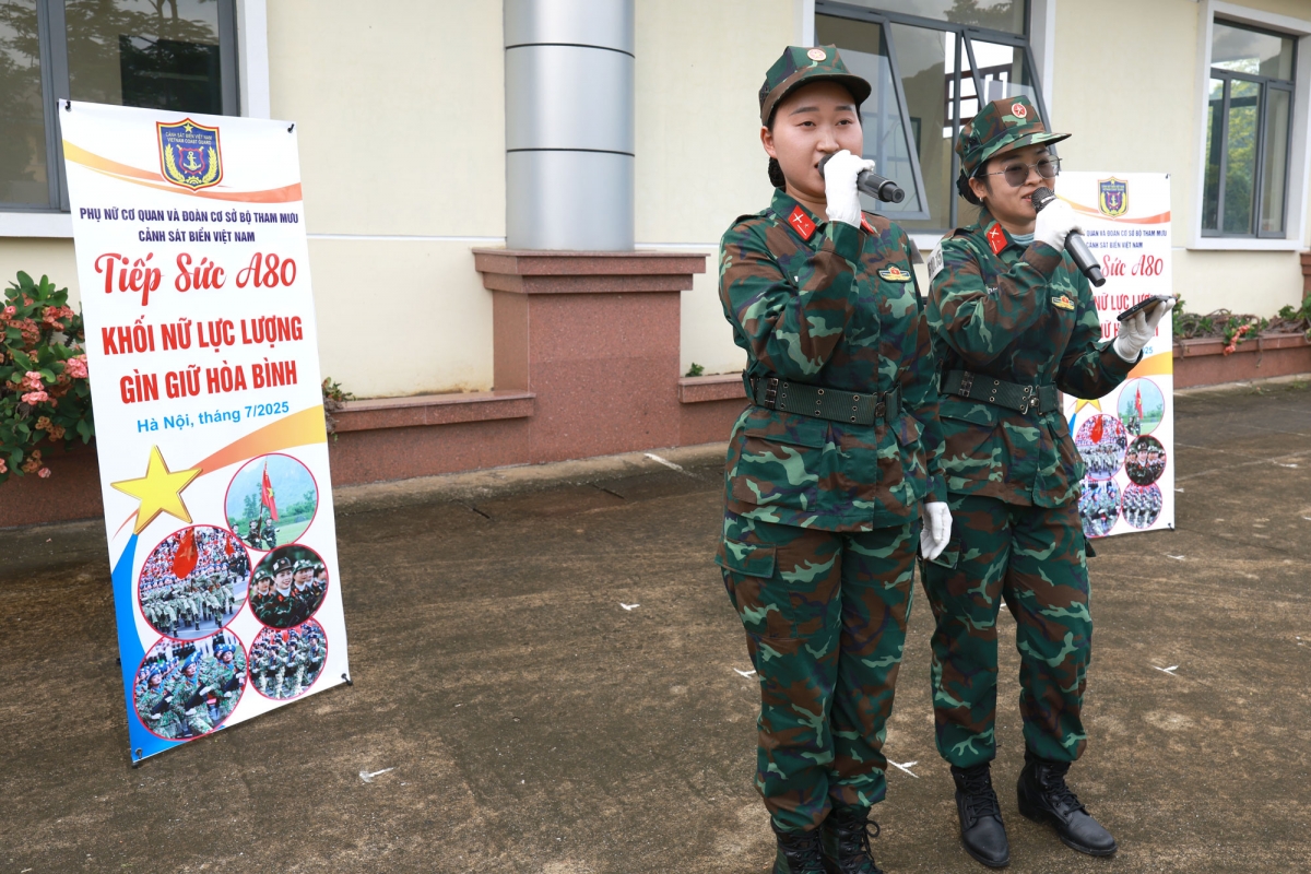 Giao lưu văn nghệ tại buổi tiếp sức
 