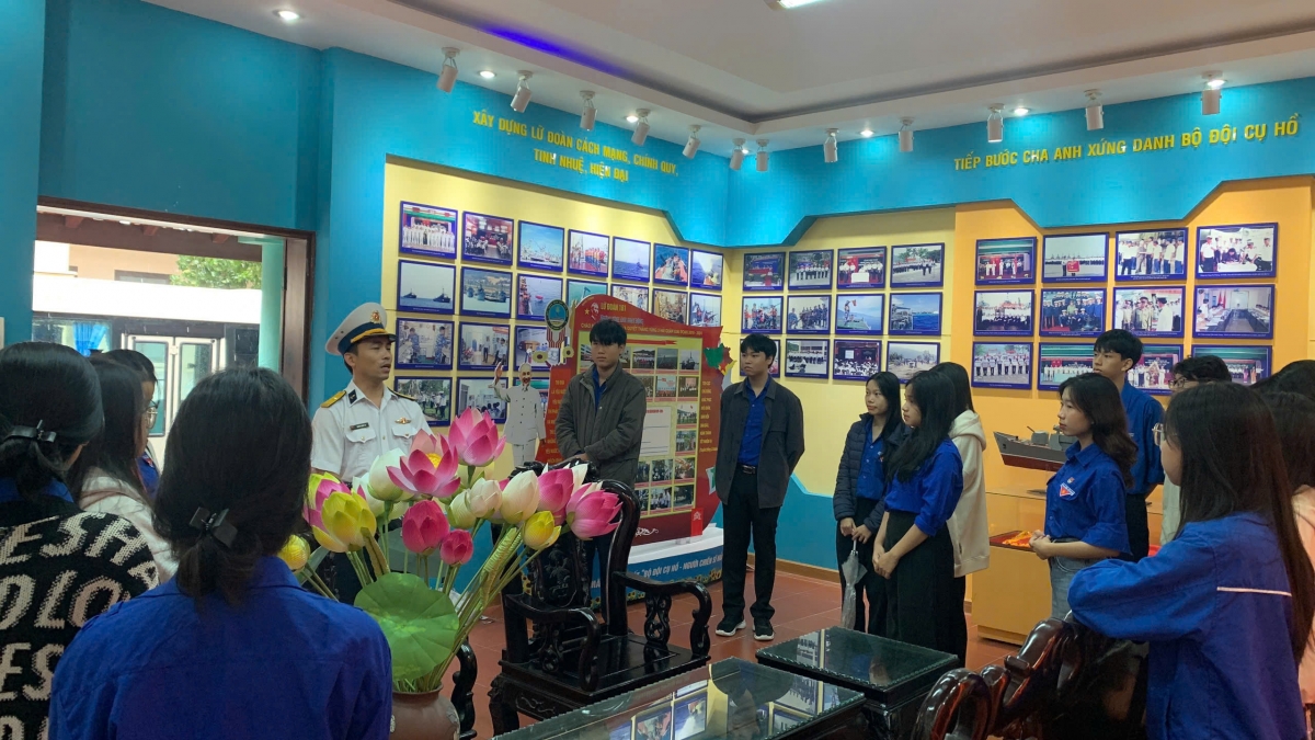 Thiếu tá Nguyễn Ngọc An, Chính trị viên Hải đội 311 giới thiệu truyền thống của Lữ đoàn 161 với đơn vị kết nghĩa