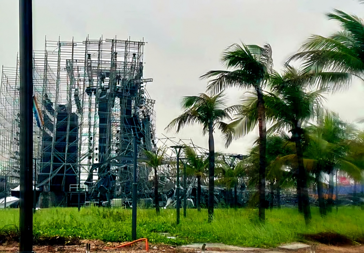 Giông lốc, gió mạnh khiến sân khấu 1 sự kiện ở khu vực phường Bãi Cháy bị đổ, gãy