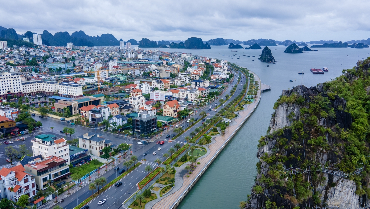 Chứng kiến diện mạo của phường Hạ Long hôm nay, Anh hùng LLVTND Nguyễn Văn Phả (85 tuổi) khẳng định chắc nịch, ông luôn tin tưởng vào sự đồng lòng của Đảng bộ, chính quyền và nhân dân địa phương. “Dự họp và chứng kiến sự vận hành của bộ máy mới, tôi càng tin tưởng vững chãi hơn. Là công dân của phường, tôi kỳ vọng Hạ Long sẽ lập nhiều chiến công, thành tích mới, cùng đi lên và góp sức cho đất nước đi lên”./.
