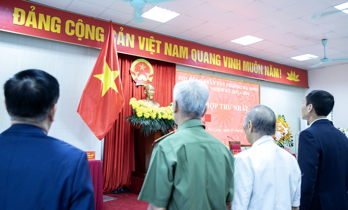 Kỳ họp thứ nhất của HĐND phường Hạ Long khóa I tổ chức ngay sau đó. Các công việc đều được tiến hành khẩn trương, mang tinh thần đổi mới. Dự kỳ họp “không giấy tờ”, 43 đại biểu dân cử của phường nghiên cứu các tờ trình, thảo luận các nghị quyết hoàn toàn trên thiết bị thông minh.