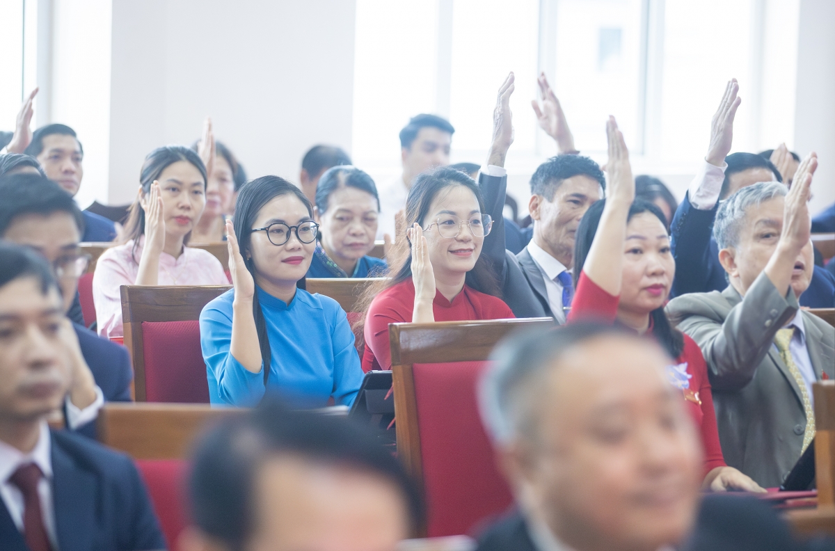 Đóng góp các ý kiến sôi nổi, đại biểu HĐND phường Hạ Long thống nhất cao với các Nghị quyết, trong đó trọng tâm là Kế hoạch phát triển kinh tế xã hội, đảm bảo quốc phòng an ninh trên địa bàn. Với những tiềm năng, lợi thế lớn của mình, Hạ Long phấn đấu duy trì đạt chuẩn “Phường đô thị văn minh”; tiếp tục năng cao đời sống an sinh như không phát sinh hộ nghèo, chăm sóc trẻ em có hoàn cảnh khó khăn, đảm bảo vệ sinh môi trường, giữ vững ổn định an ninh trật tự…