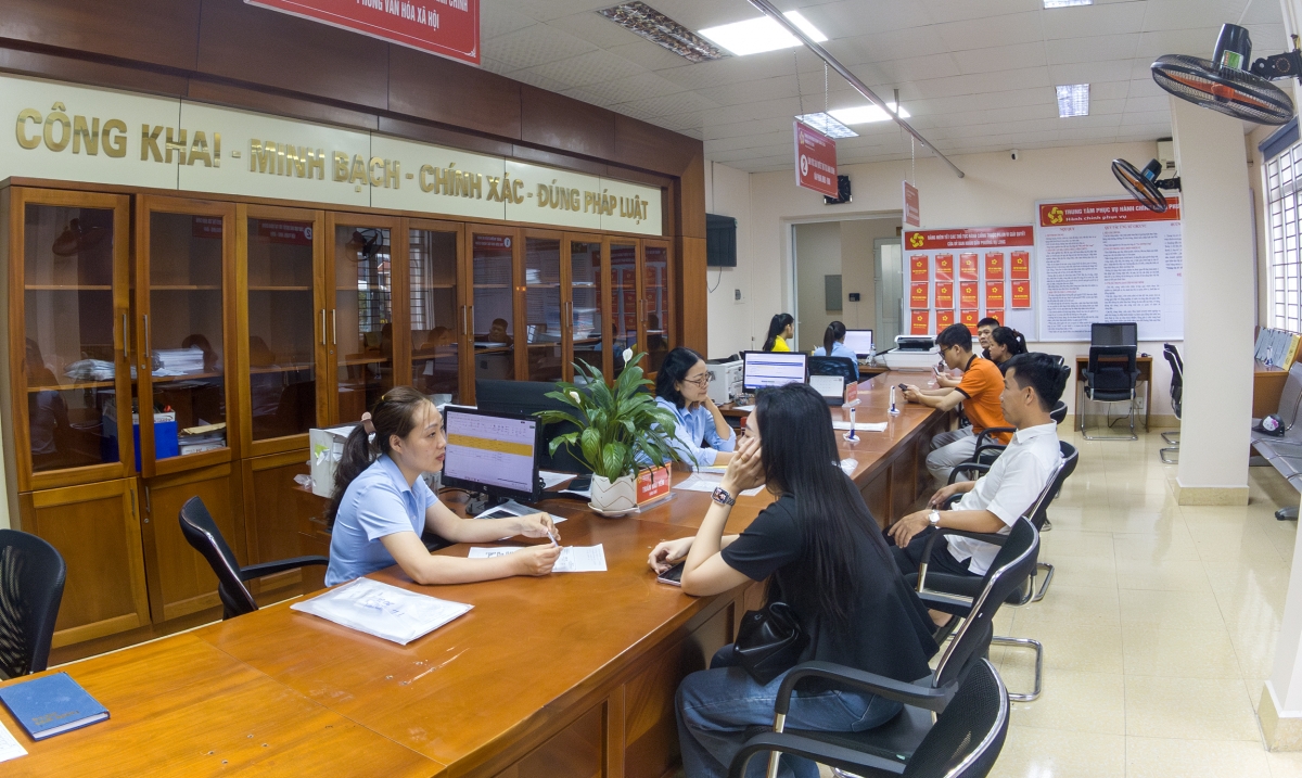 Trong lúc đó, các hoạt động phục vụ nhân dân vẫn diễn ra thông suốt tại Trung tâm Phục vụ hành chính công phường Hạ Long. Dù trời mưa, người dân và các tổ chức vẫn tấp nập ra vào để thực hiện các TTHC theo phân cấp thẩm quyền mới.