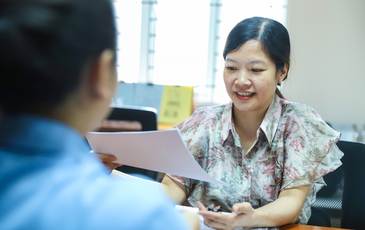Chị Trần Thị Lý tới làm TTHC cho công ty tư vấn xây dựng của mình tỏ ra rất hài lòng khi được hướng dẫn và hỗ trợ nhiệt tình. Chị cho biết đã tìm hiểu các thủ tục có thể thực hiện ở cấp xã để thực hiện trong thời gian tới.