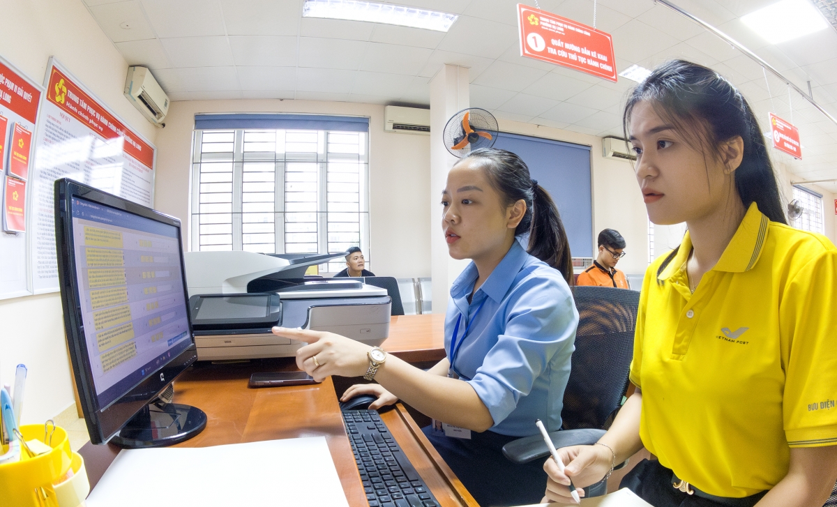 Đảng uỷ, Cơ quan MTTQ phường có các cơ quan chuyên trách tham mưu giúp việc; HĐND có các Ban; UBND phường có các phòng chuyên môn, đơn vị sự nghiệp... 86 cán bộ, công chức, viên chức, người lao động tại phường Hạ Long dù đã làm quen với hệ thống mới nhờ quá trình vận hành thử nghiệm cả nửa tháng trước đó, nhưng ai cũng có chút bồi hồi khi chính thức làm việc với tên gọi hành chính mới, với chức danh và nhiệm vụ mới của mình.