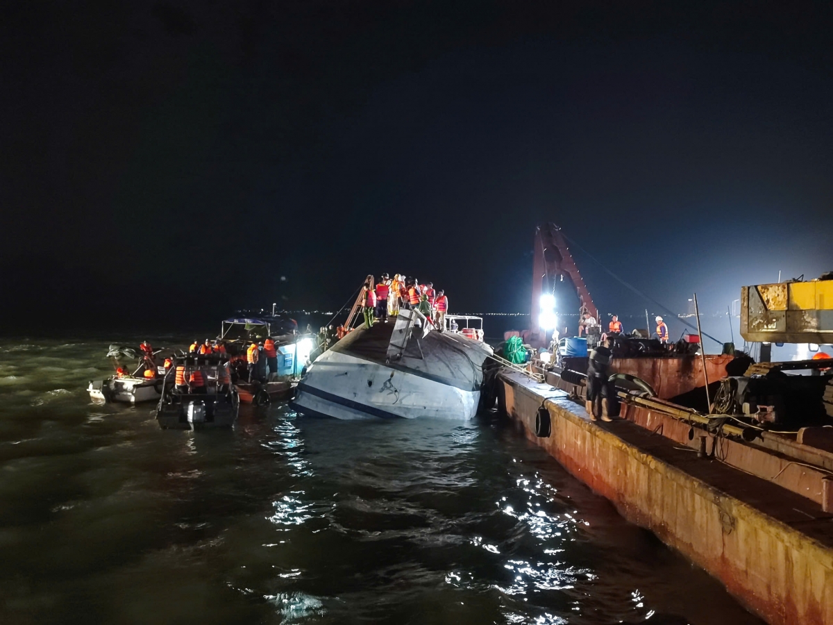 Hiện các lực lượng chức năng đã quây phao chống tràn dầu và xác định dòng chảy để khoanh vùng phạm vi tìm kiếm.