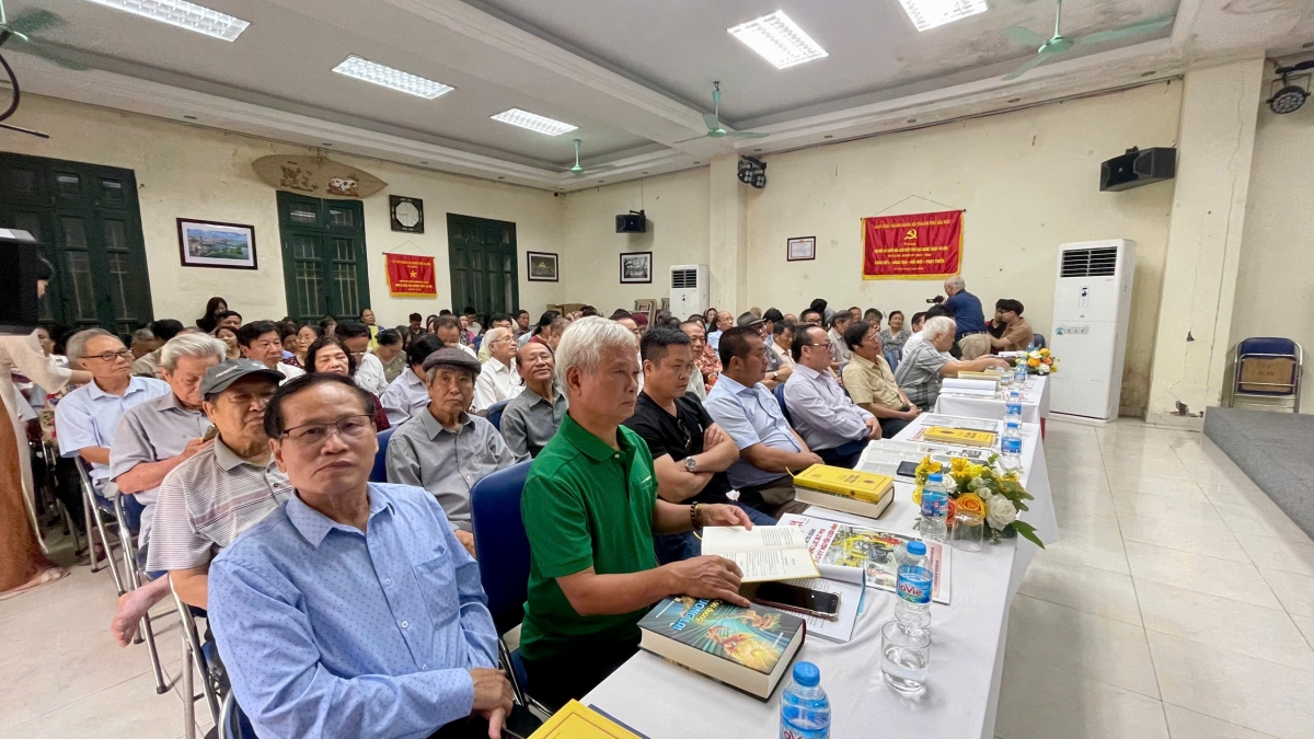 Hội thảo sách thu hút đông đảo các nhà văn, nhà thơ, nhà báo và những người yêu mến lịch sử đến tham dự