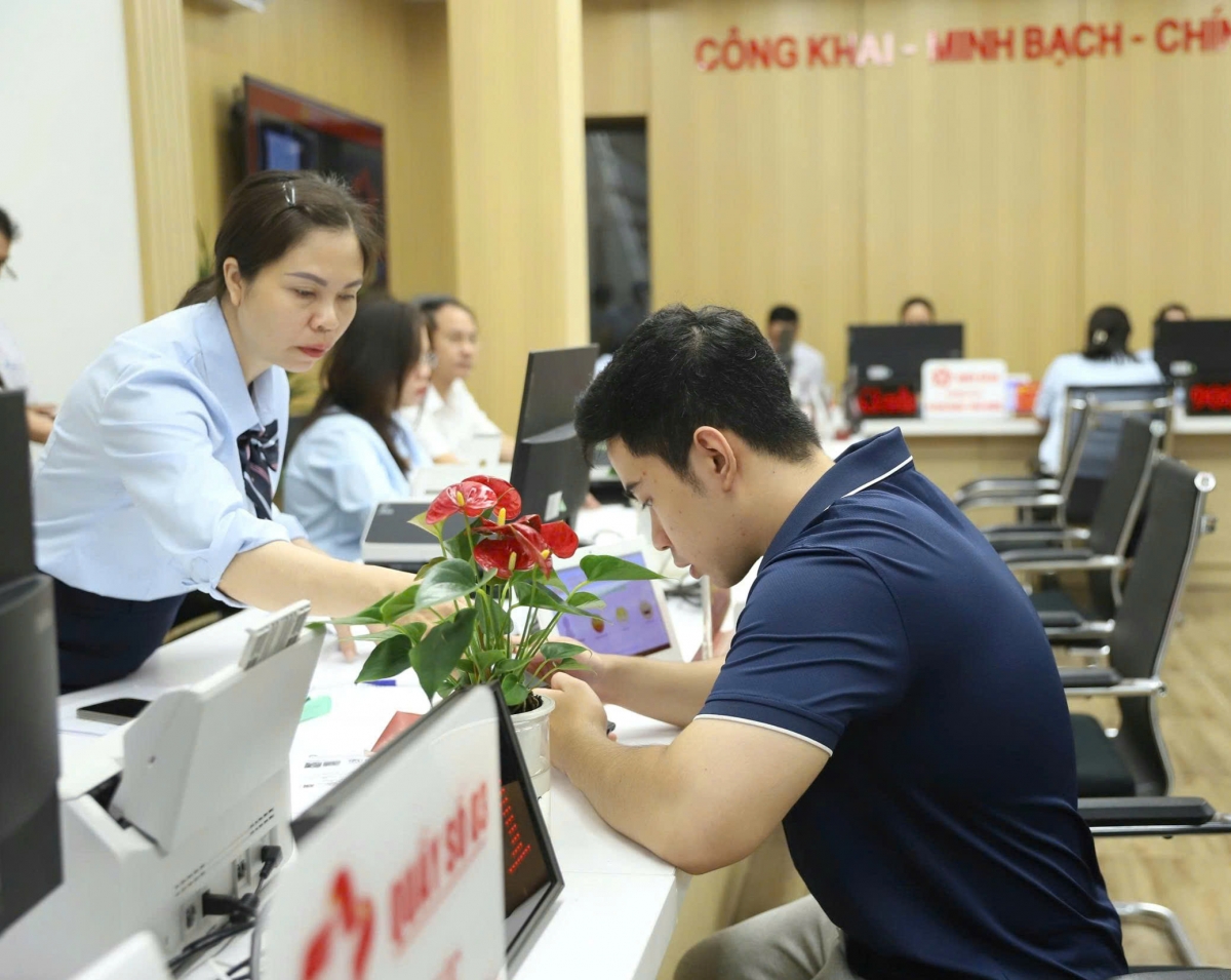 Từ thành phố đến cơ sở, bộ máy hành chính đang chuyển mình để gần dân hơn, hiệu quả hơn.