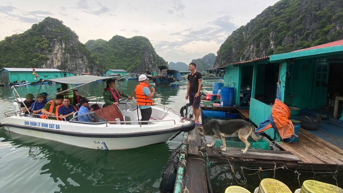 Tuyên truyền đến chủ các lồng bè về nguy hiểm khi bão số 3 đổ bộ