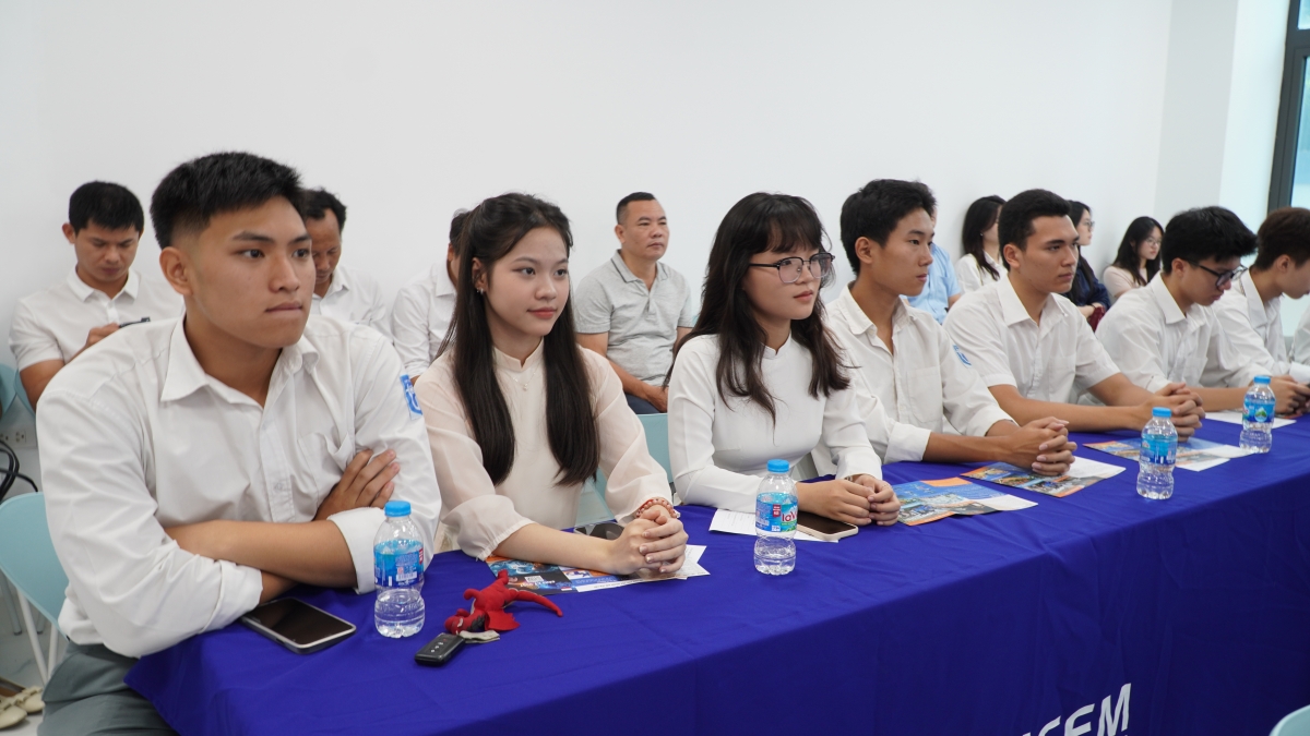 Học sinh tìm hiểu về các ngành đào tạo hợp tác quốc tế của HCEM