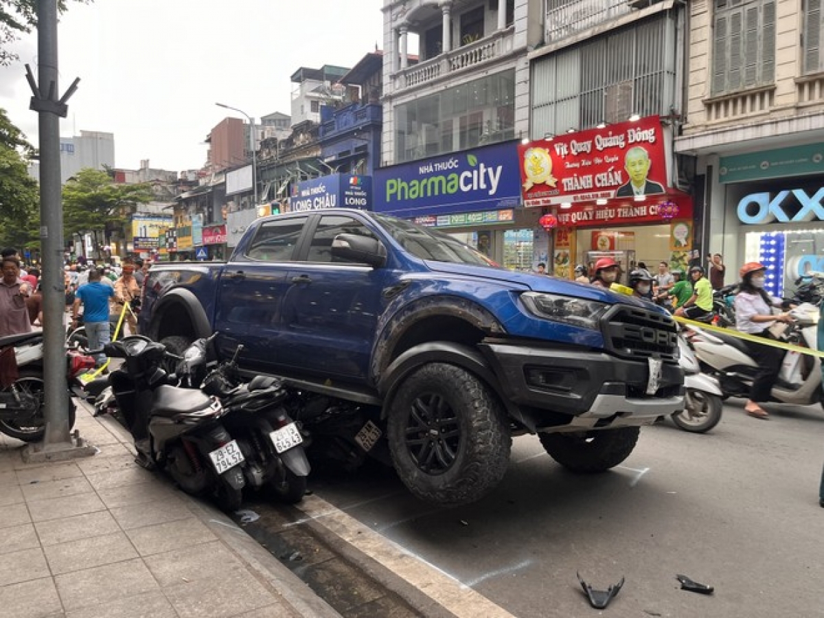 Hiện trường vụ tai nạn giao thông liên hoàn tại phố Khâm Thiên