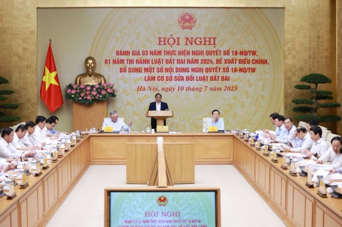Thủ tướng cho rằng, đất đai là vấn đề khó, nhạy cảm, phức tạp nên phải kiên trì, kiên định; hết sức lắng nghe các ý kiến nhà quản lý, nhà khoa học, người dân, doanh nghiệp; không cầu toàn, không nóng vội trong quá trình điều chỉnh, bổ sung