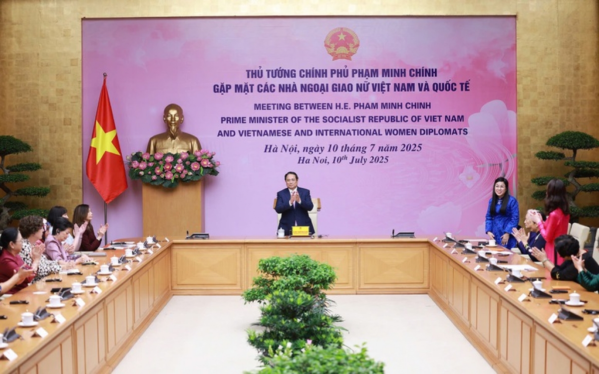 Thủ tướng Phạm Minh Chính và Phu nhân gặp mặt các nhà ngoại giao nữ Việt Nam và quốc tế nhân Ngày quốc tế Phụ nữ trong ngành ngoại giao của Liên Hợp Quốc, hướng tới tới kỷ niệm 80 năm ngành ngoại giao Việt Nam