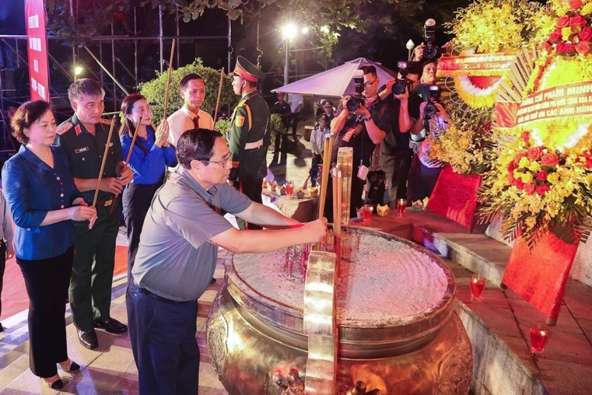 Thủ tướng Phạm Minh Chính dự Lễ thắp nến tri ân tại Nghĩa trang Trường Sơn, tỉnh Quảng Trị.