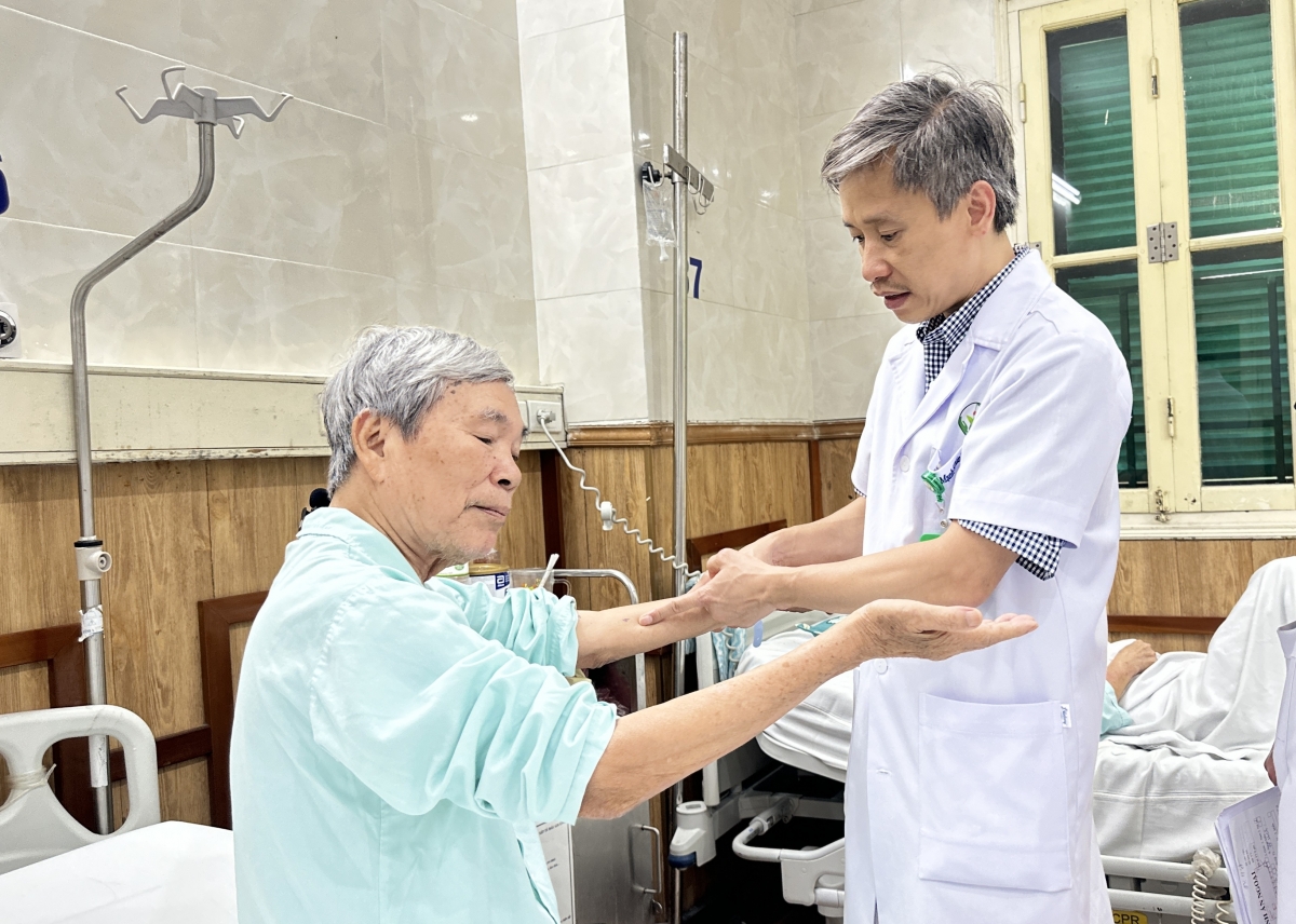 Người bác sĩ, thương binh được thăm khám tận tình trong thời gian điều trị tại BV Hữu nghị Việt Đức