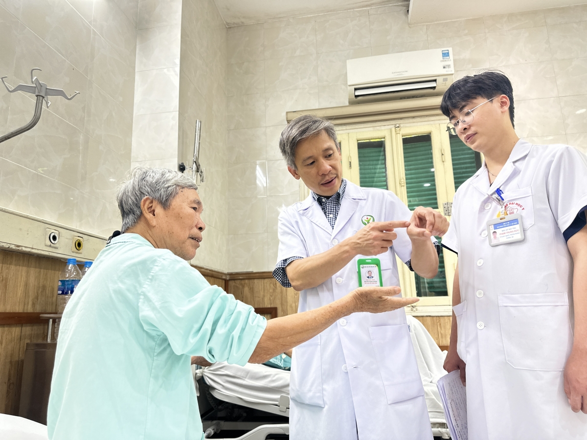 Các bác sĩ vui mừng khi bệnh nhân hồi phục tốt sau phẫu thuật
