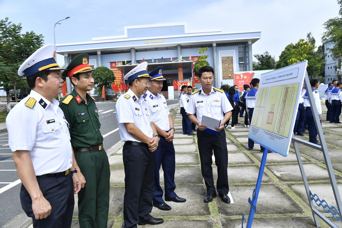 Lãnh đạo các đơn vị trên địa bàn đến tham dự triển lãm