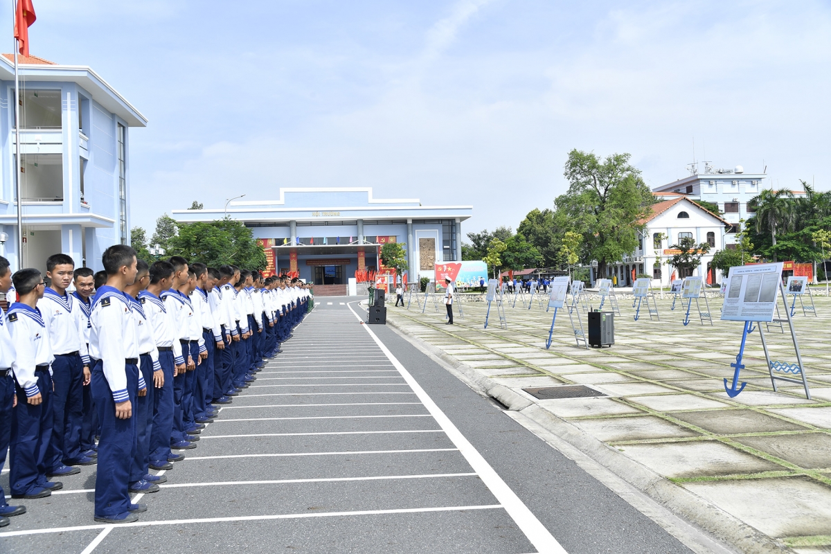 Đông đảo chiến sĩ tham dự triển lãm