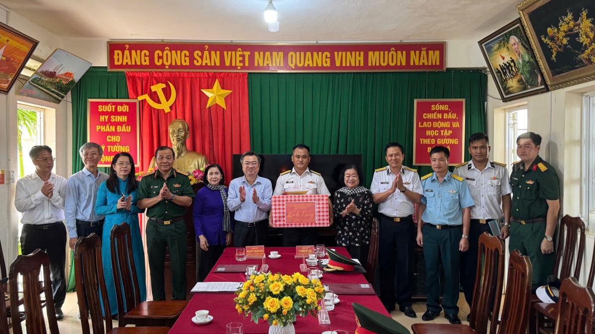 Đoàn công tác tặng quà CBCS Trạm Ra đa 590