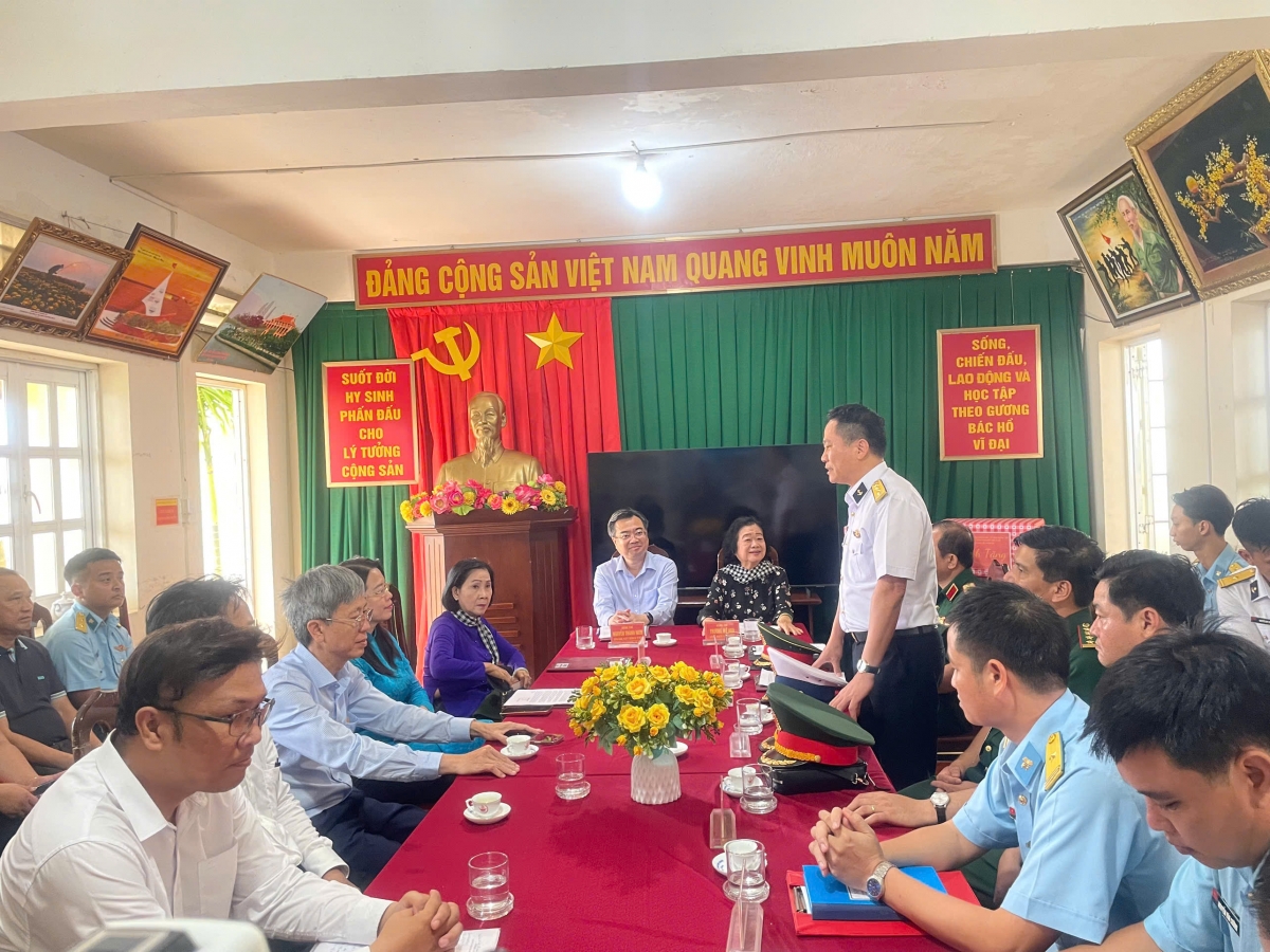 Đại tá Trần Mạnh Chiến, Bí thư Đảng ủy, Chính ủy Vùng 2 Hải quân báo cáo tình hình với Đoàn công tác