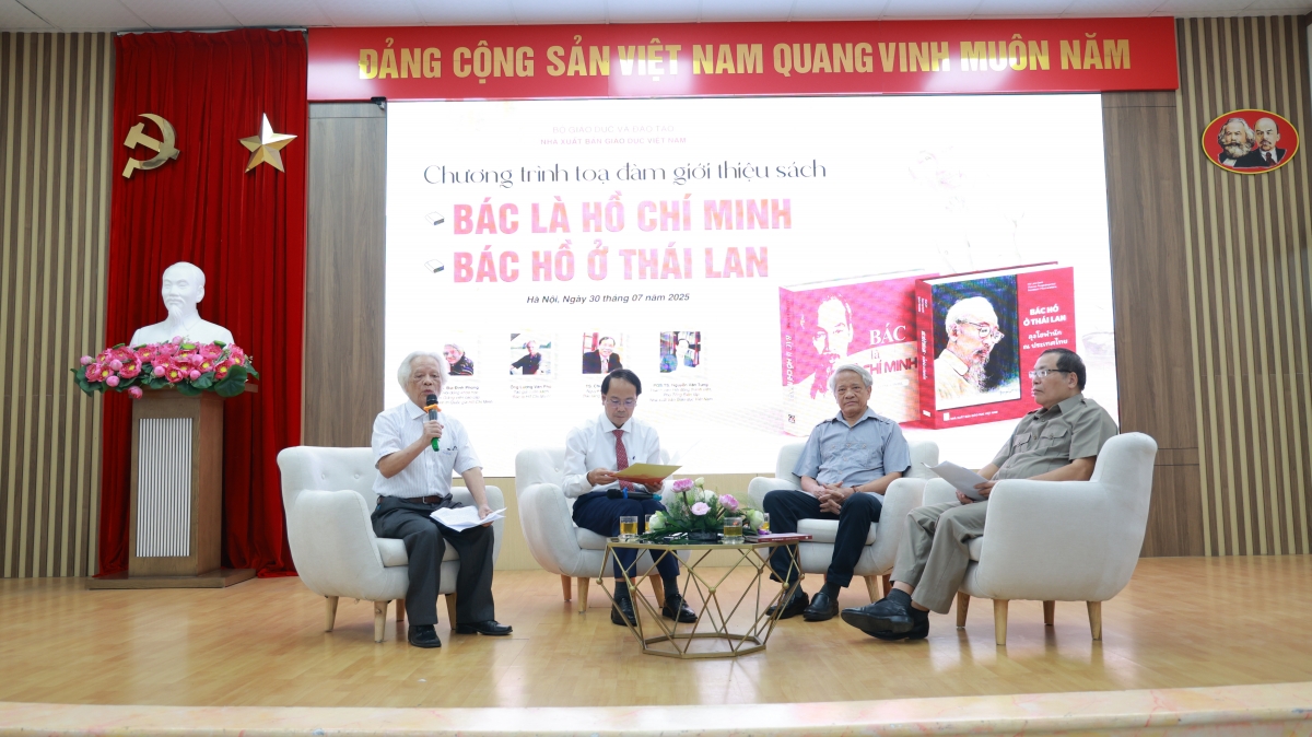 Tác giả Lương Văn Phú (ngoài cùng, bên trái) nói về cuốn sách "Bác là Hồ Chí Minh".