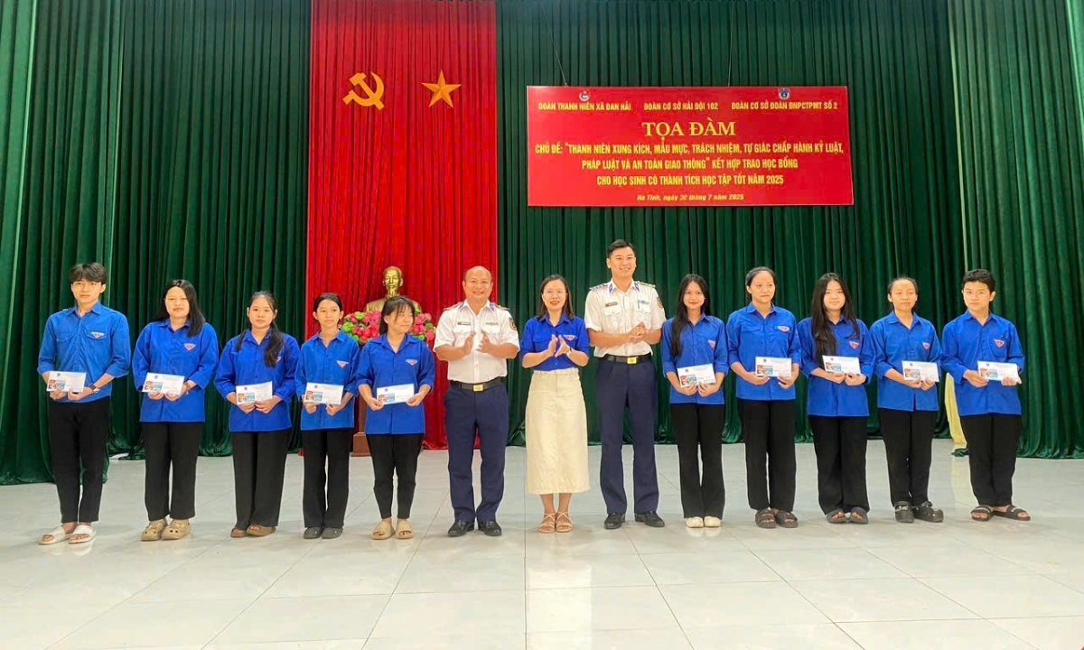 Hải đội 102 trao tặng học bổng cho các em học sinh