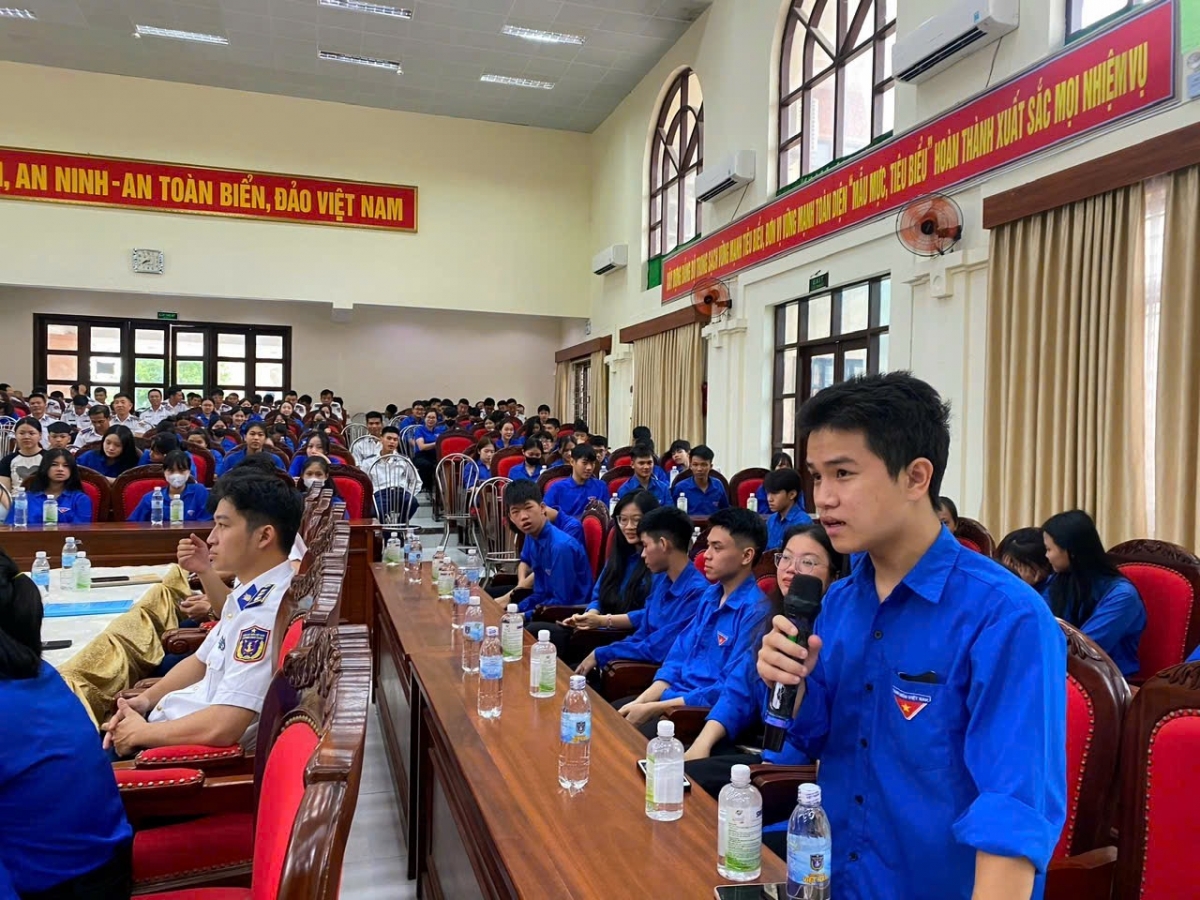 Các đoàn viên sôi nổi thảo luận