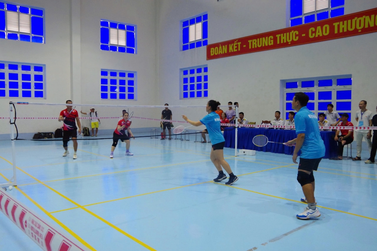 Thi đấu cầu lông đôi nam nữ giữa đội Học viện Hải quân và Vùng 2 Hải quân