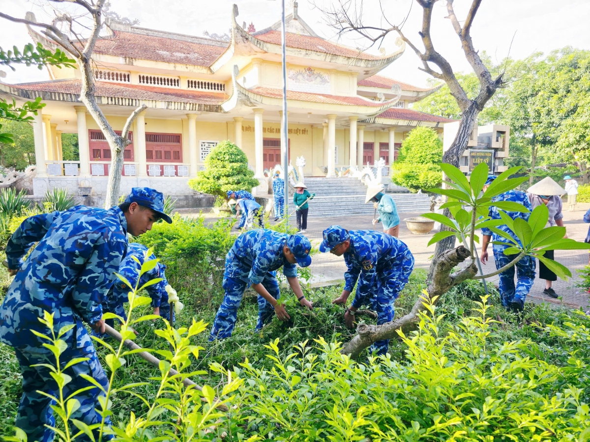 Tuổi trẻ Hải đội 102 cùng các lực lượng lao động chỉnh trang các khu vực Đài tưởng niệm anh hùng, liệt sĩ