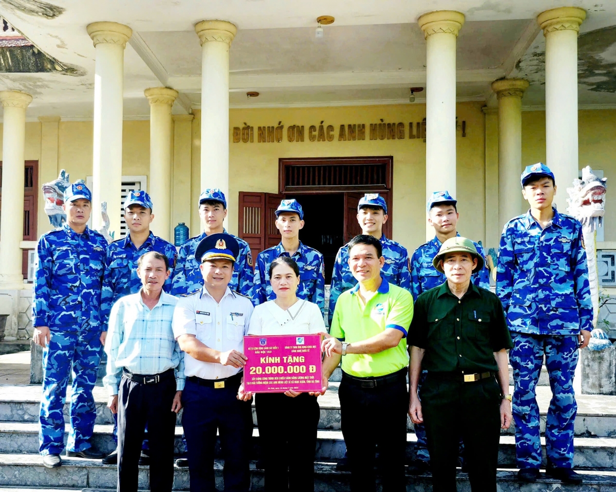 Đoàn Cơ sở Hải đội 102 và công ty TNHH ứng dụng khoa học công nghệ quốc tế trao tặng 20 triệu đồng ủng hộ xây dựng công trìn đèn chiếu sáng năng lượng mặt trời