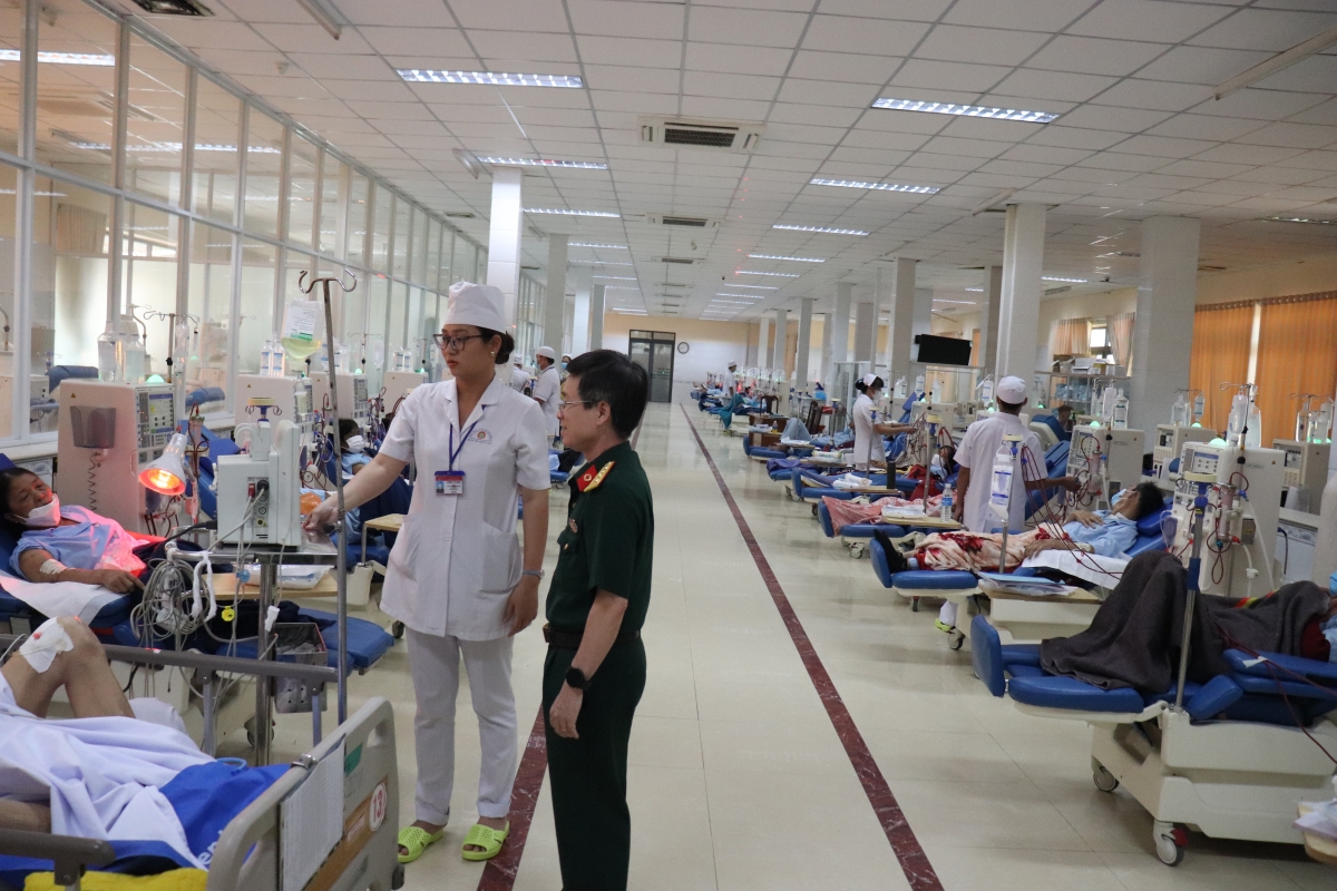 Khoa Khoa Thận - Lọc máu-Bệnh viện Quân y 120 có nhiều bệnh nhân đang lọc máu.