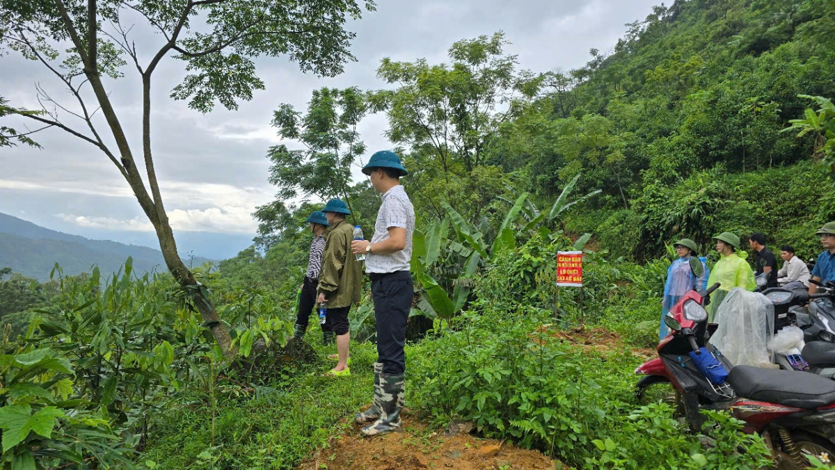 Kiểm tra vị trí nguy cơ sạt lở.