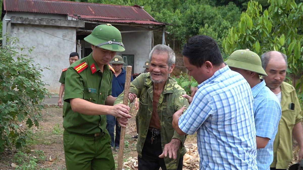 Lực lượng chức năng xã Đông Cuông hỗ trợ người dân di dời khỏi vùng nguy hiểm