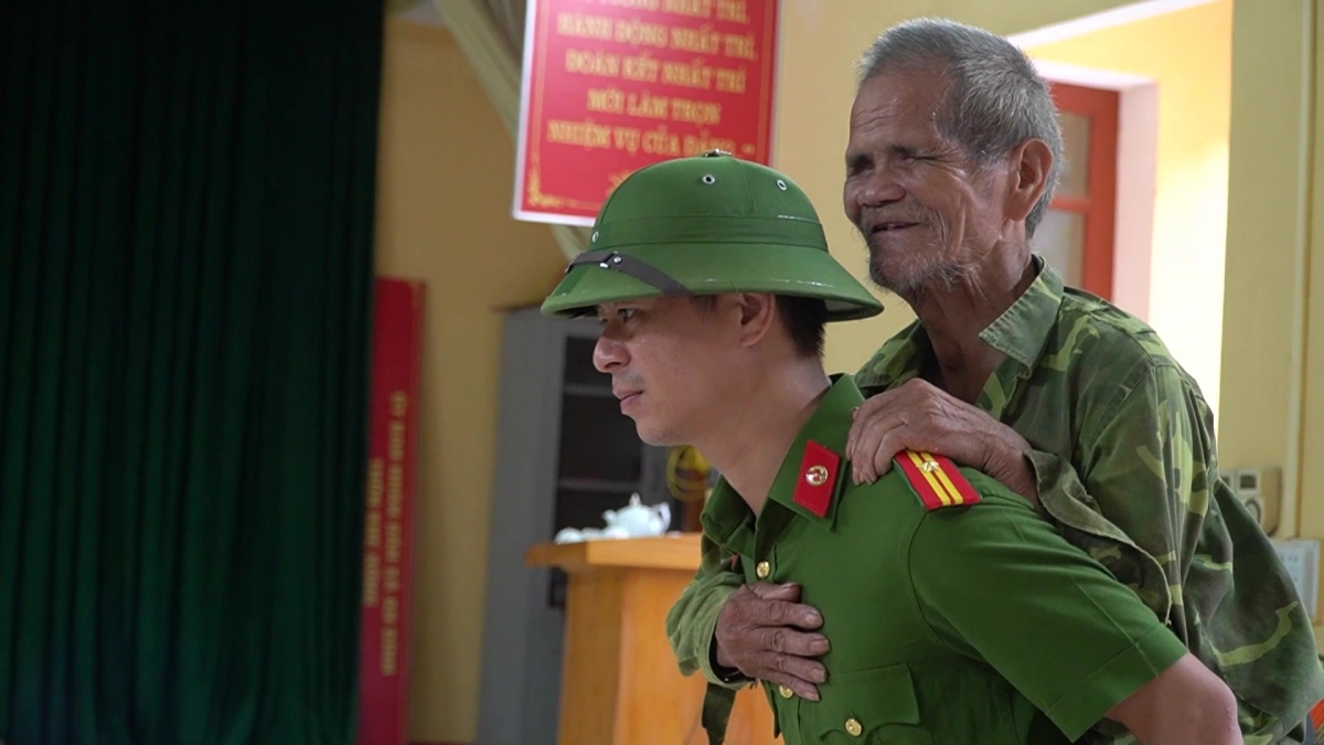 Những người tuổi cao, sức yếu được đặc biệt quan tâm trong qúa trình di chuyển