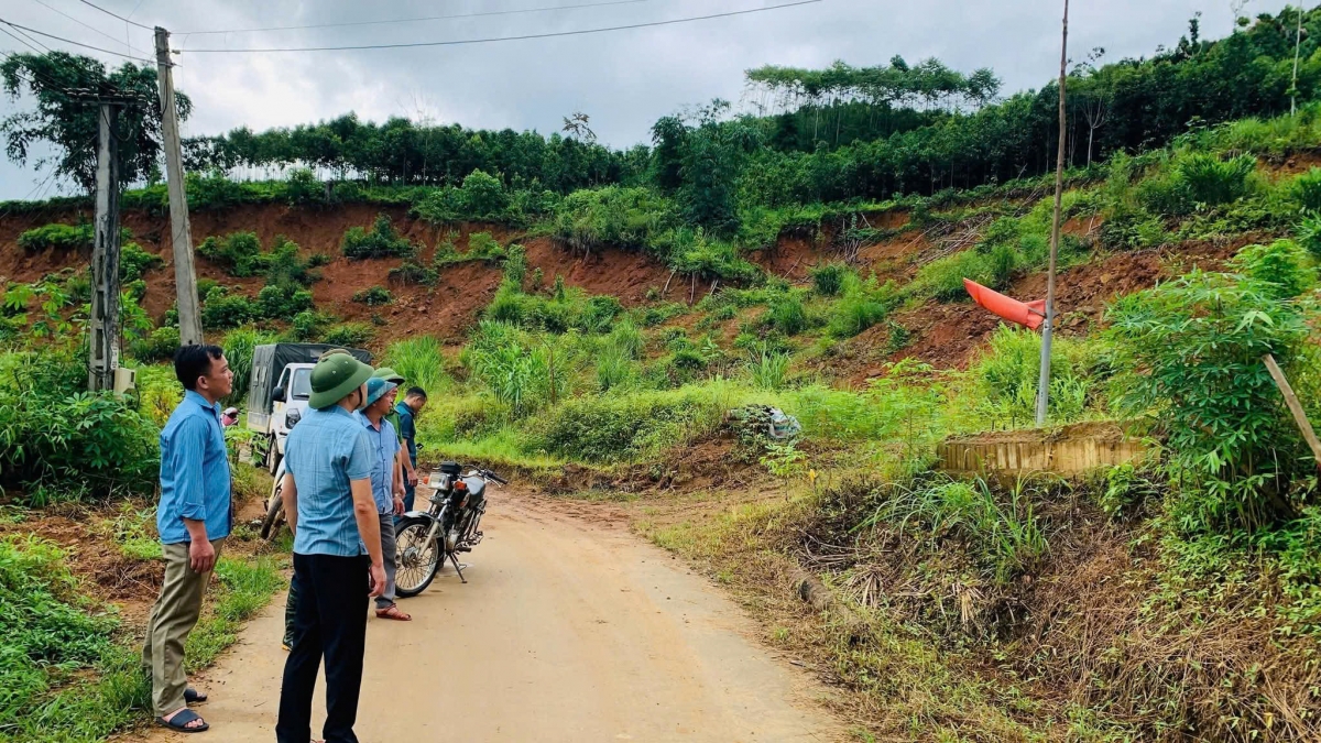Xã Châu Quế kiểm tra các điểm xung yếu, nguy cơ sạt lở trên địa bàn để có biện pháp ứng phó phù hợp