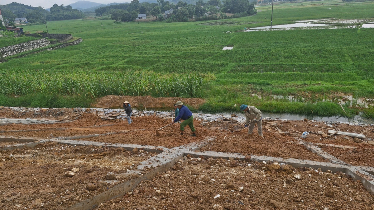 Công nhân đang hoàn thiện những phần việc còn lại tại đập Trại Lần, xã Bảo Ái, tỉnh Lào Cai.