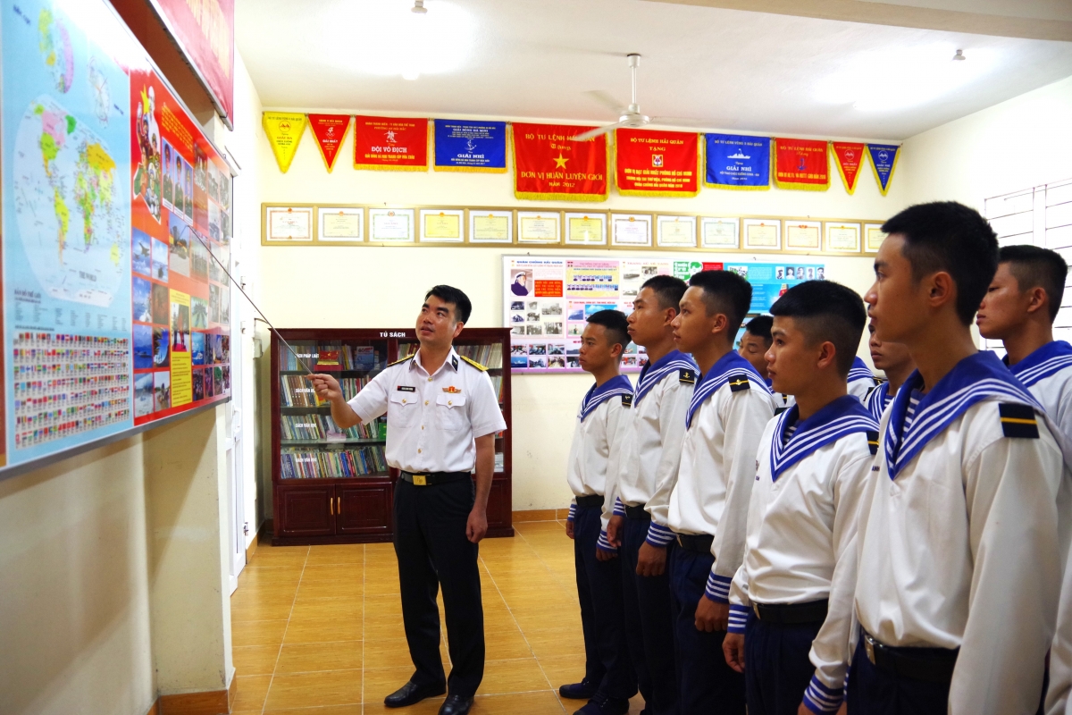 Lữ đoàn 172 tổ chức giáo dục truyền thống cho Hạ sĩ quan binh sĩ mới về đơn vị