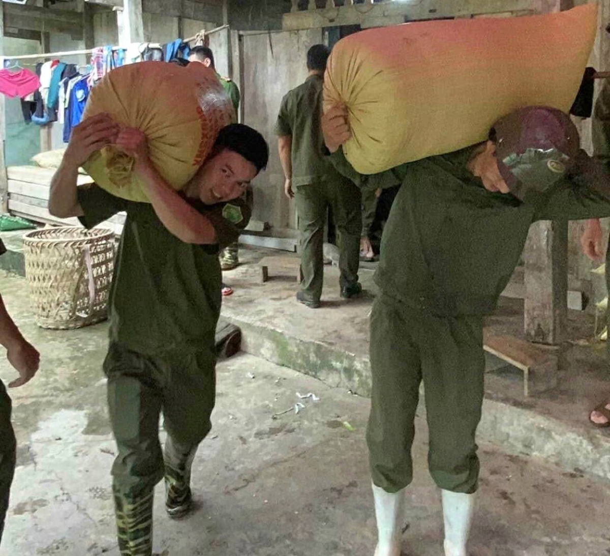 Lực lượng an ninh cơ sở giúp dân sơ tán tài sản.