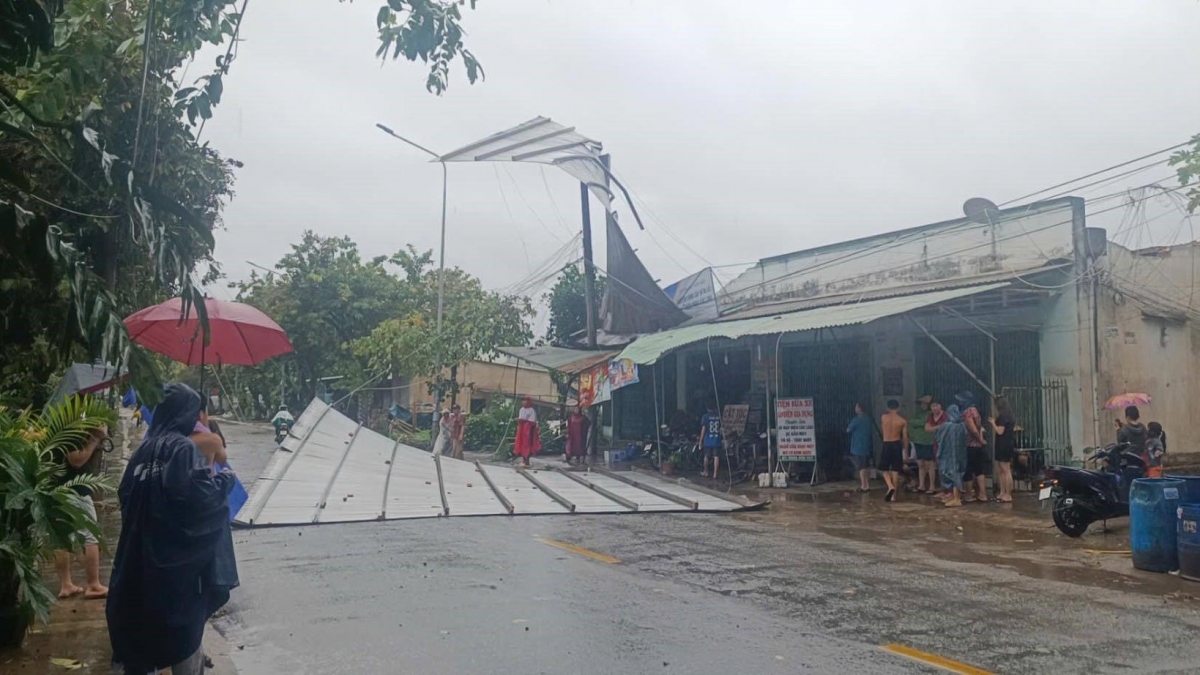 Mái tôn bị gió giật mạnh bay xuống đường (Ảnh: CTV)