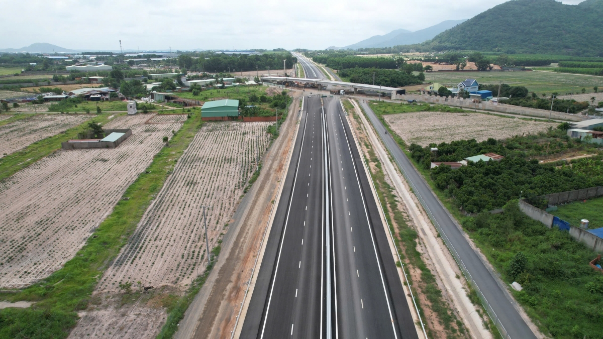 Mặt đường chính trên toàn tuyến cơ bản đã hoàn thành.