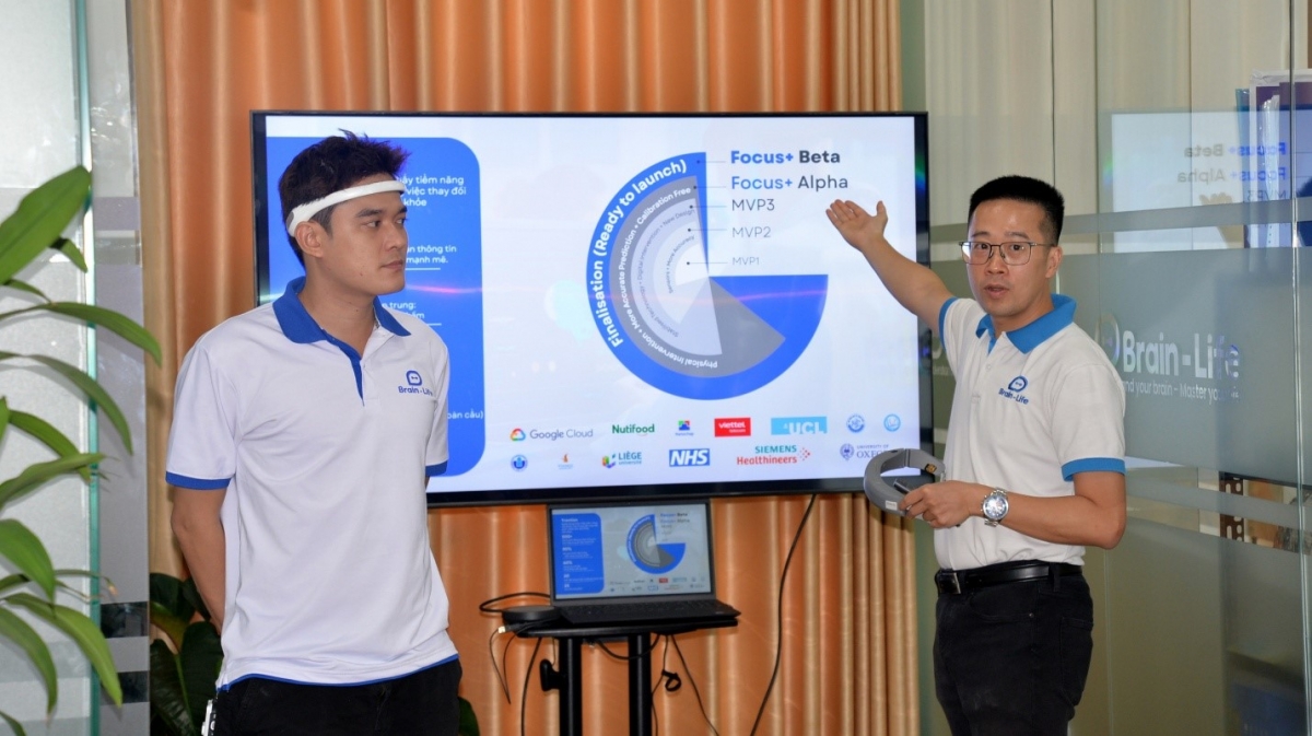 TS. Vi Chí Thành, nhà sáng lập Brain-Life (phải) giới thiệu về sản phẩm (ảnh Hà An)